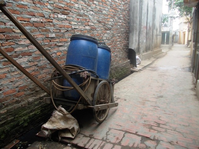 Những chiếc xe đẩy nước là hình ảnh thường thấy tại mỗi gia đình ở Chàng Sơn